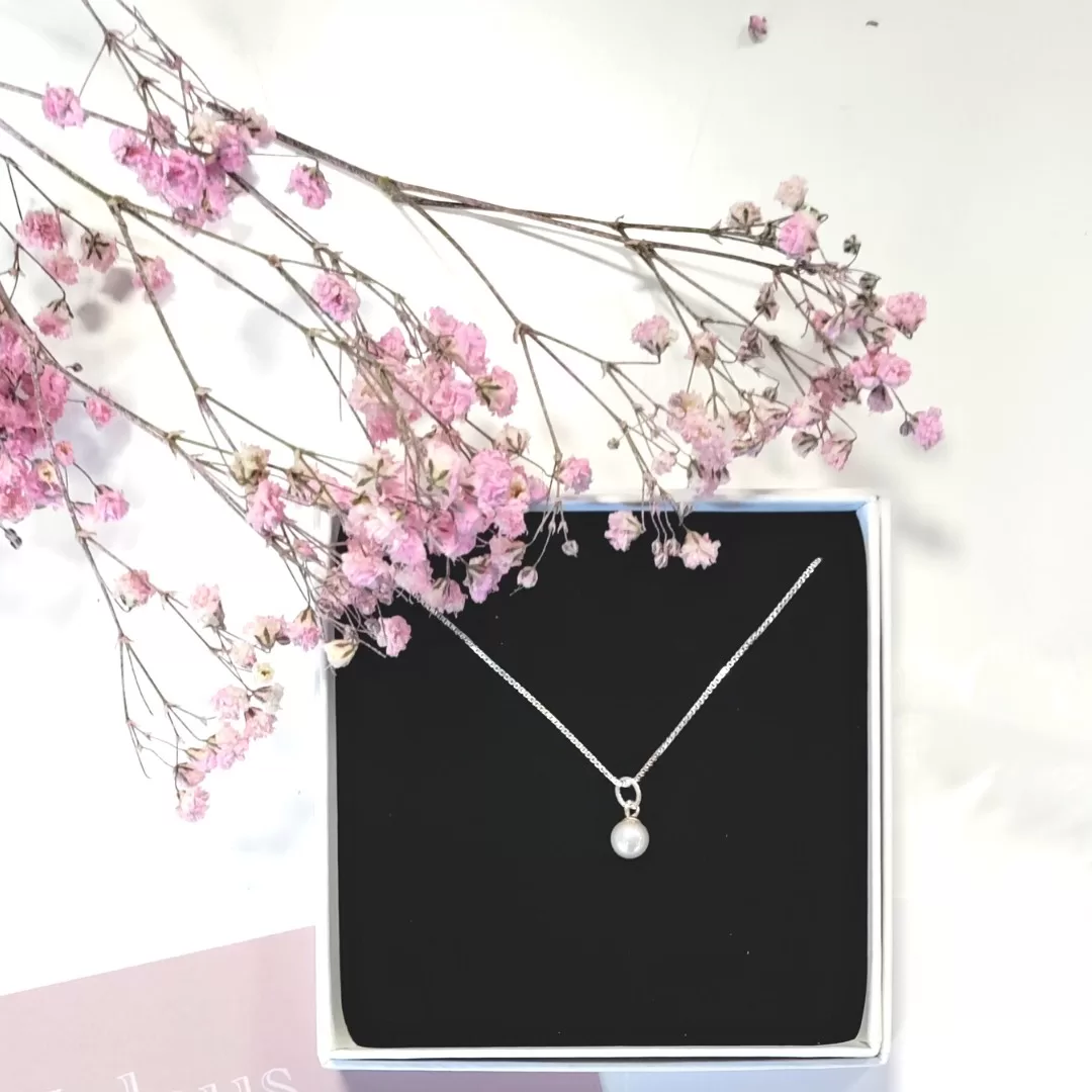 Ainutlaatuinen_makeanvedenhelmi_riipus